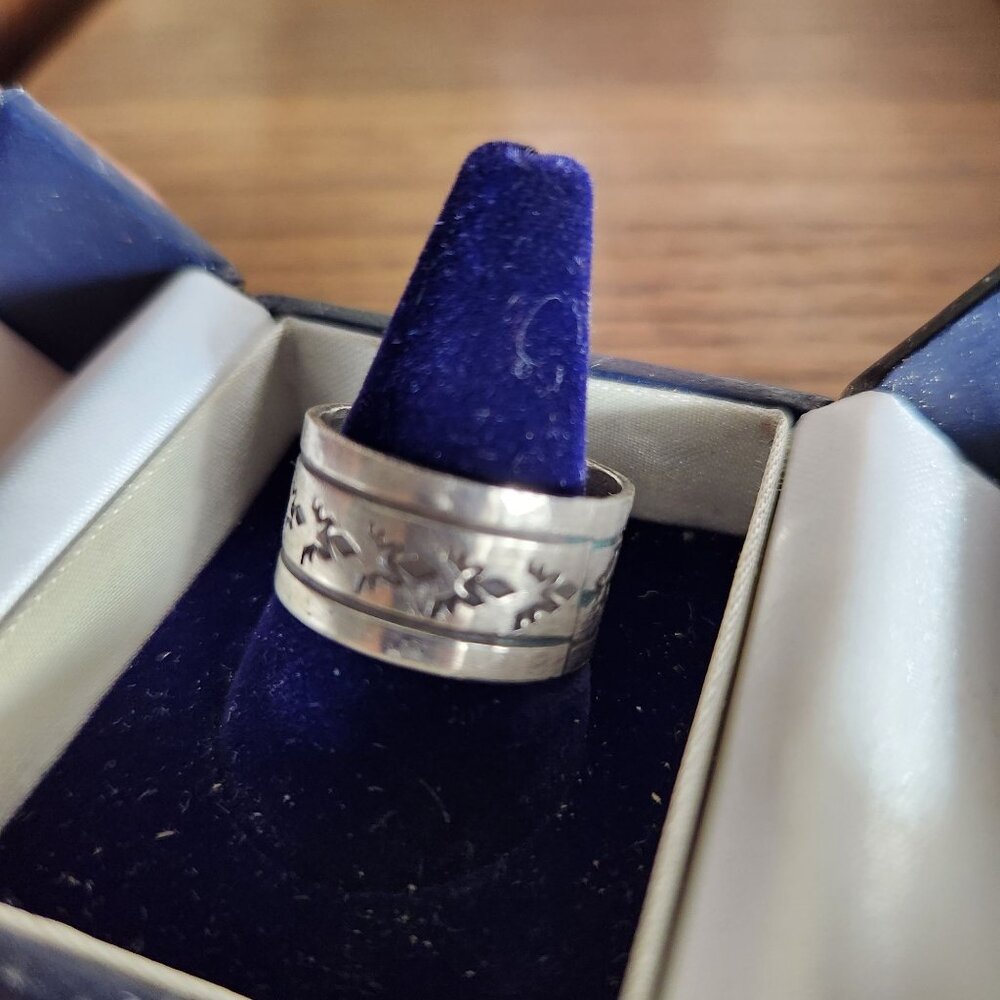 Vintage Navajo Sterling Silver Band Ring By RE With Engraved Leaf Design Size 9.